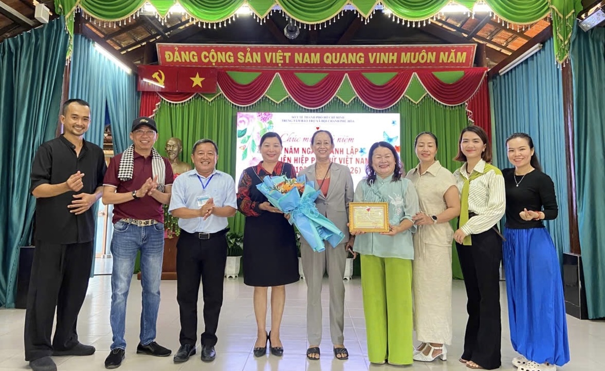 Lãnh đạo Trung tâm trao Thư cảm ơn - Tri ân mạnh thường quân trong việc đồng hành, hỗ trợ tổ chức hoạt động kỷ niệm cho đối tượng bảo trợ xã hội