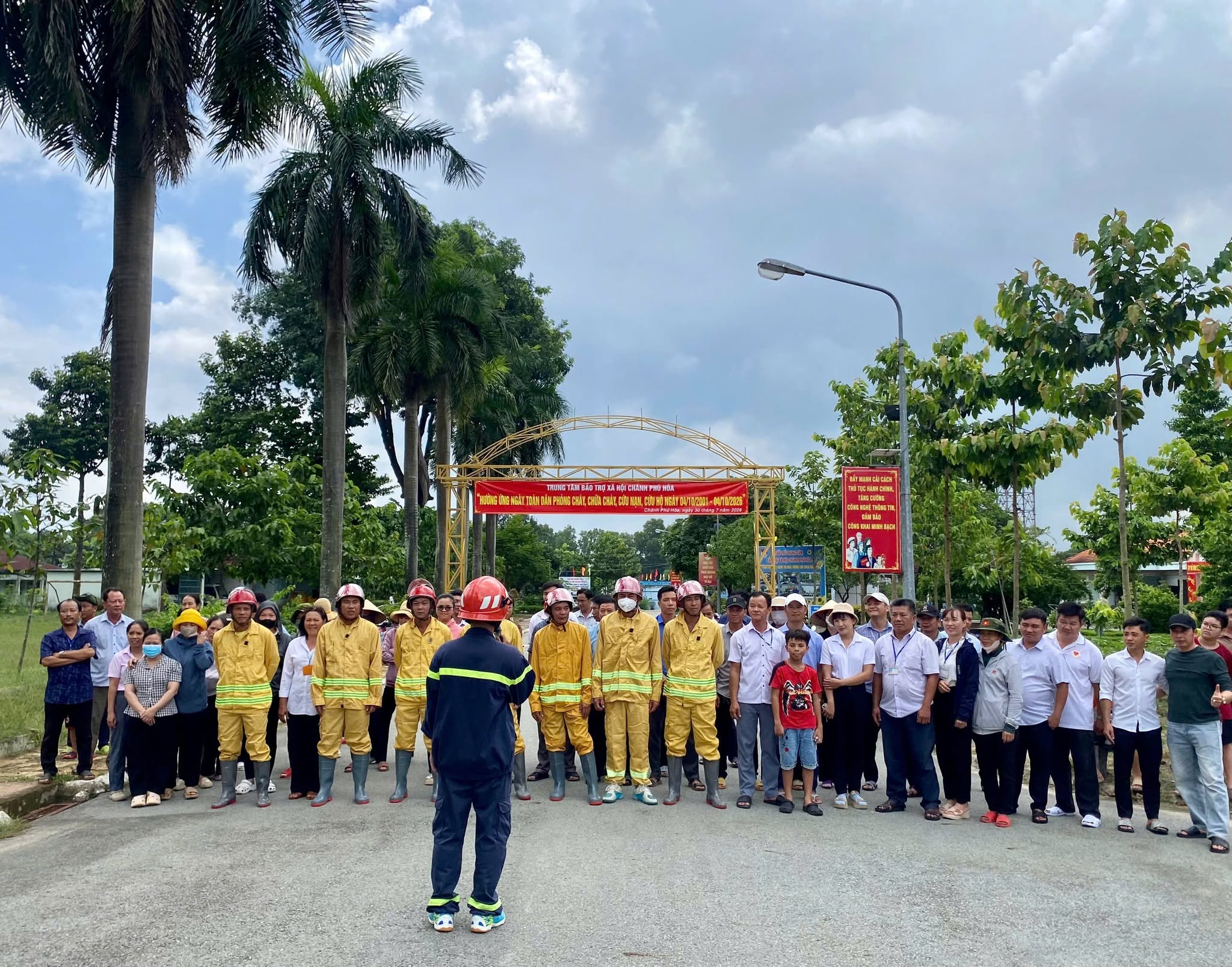 TRUNG TÂM BẢO TRỢ XÃ HỘI CHÁNH PHÚ HÒA TỔ CHỨC TẬP HUẤN, DIỄN TẬP PHÒNG CHÁY, CHỮA CHÁY VÀ CỨU NẠN, CỨU H