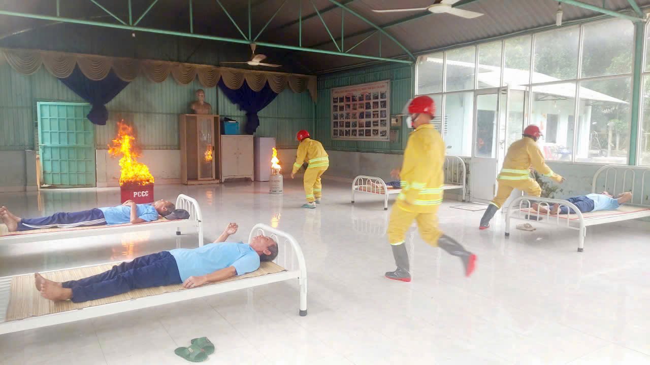TRUNG TÂM BẢO TRỢ XÃ HỘI CHÁNH PHÚ HÒA TỔ CHỨC TẬP HUẤN, DIỄN TẬP PHÒNG CHÁY, CHỮA CHÁY VÀ CỨU NẠN, CỨU H