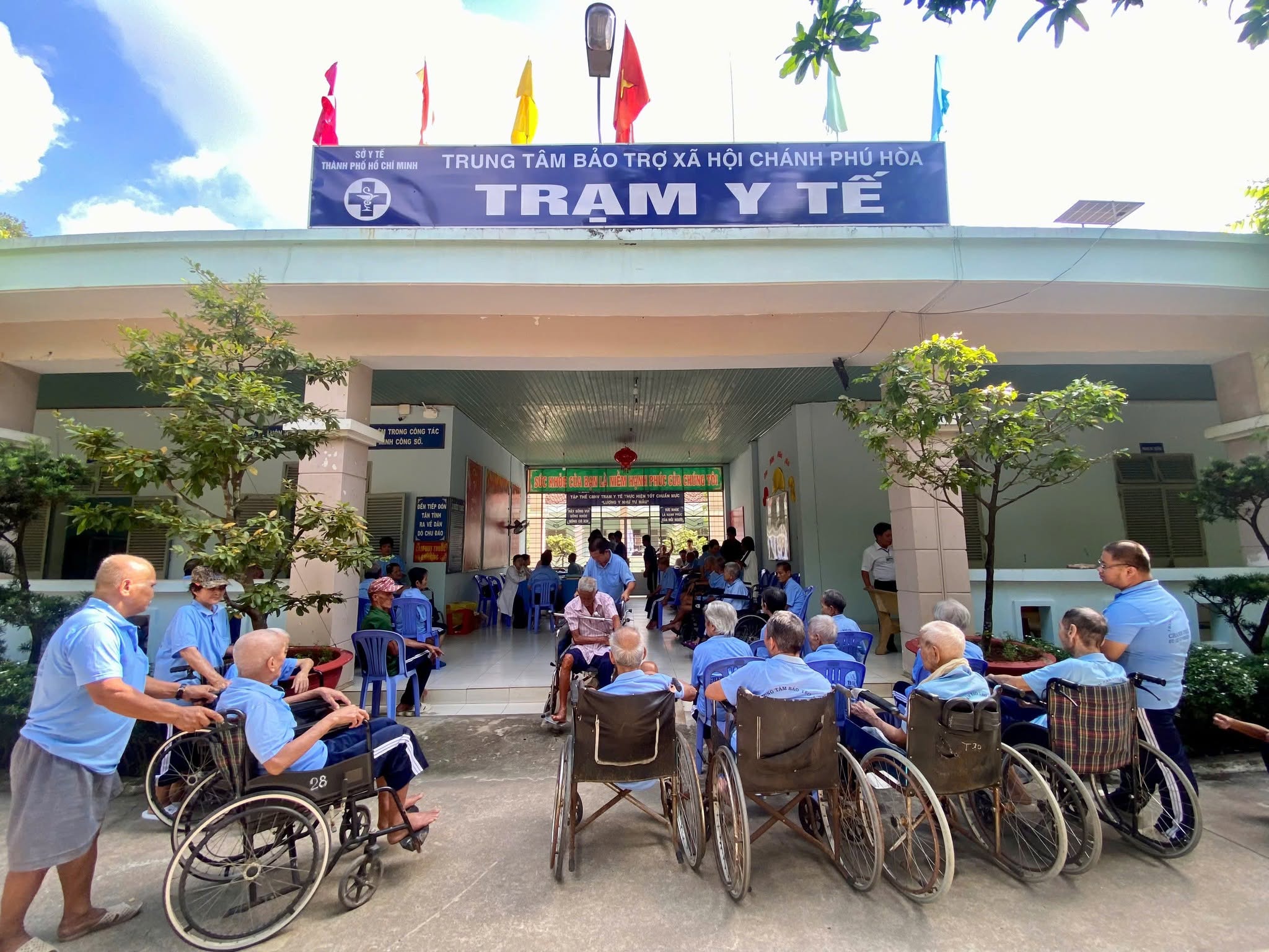 Phối hợp khám, tư vấn và chăm sóc da cho đối tượng bảo trợ xã hội tại Trung tâm Chánh Phú Hòa